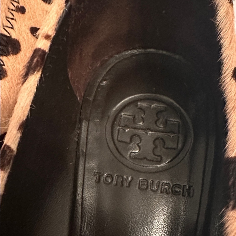 Tory Burch Calf Hair Leopard Wedge Pumps Gold-Tone Logo Women’s Size 6.5 - Picture 15 of 16